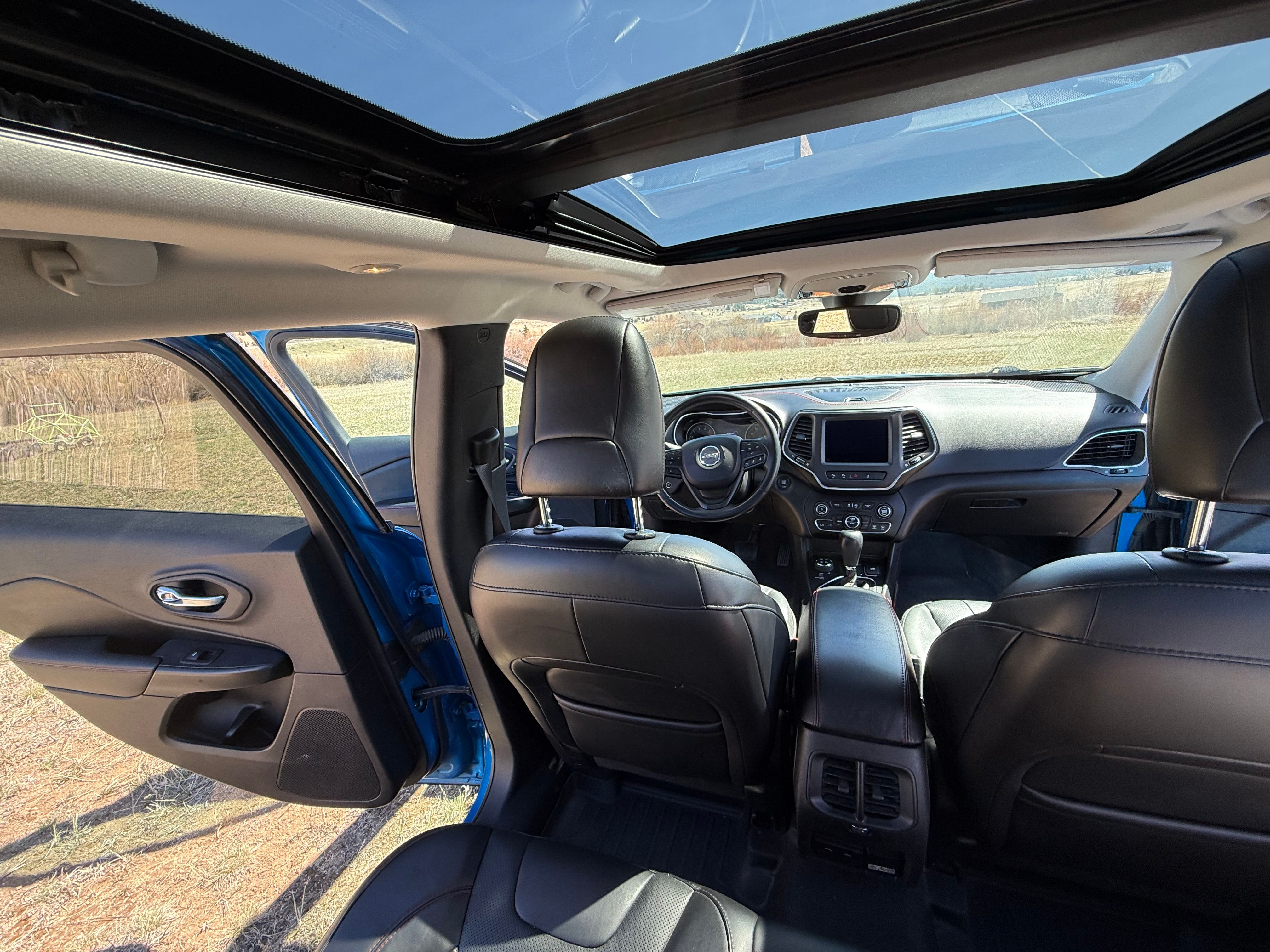 Used 2019 Jeep Cherokee Trailhawk AWD/4WD image 1