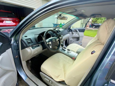 Used 2012 Toyota Highlander 4WD w/ Tech Pkg image 9