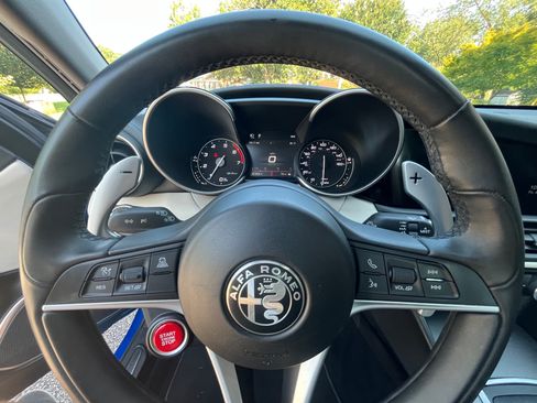 Used 2019 Alfa Romeo Giulia Ti Sport w/ Quick Order Package 22S Sport AWD/4WD image 13