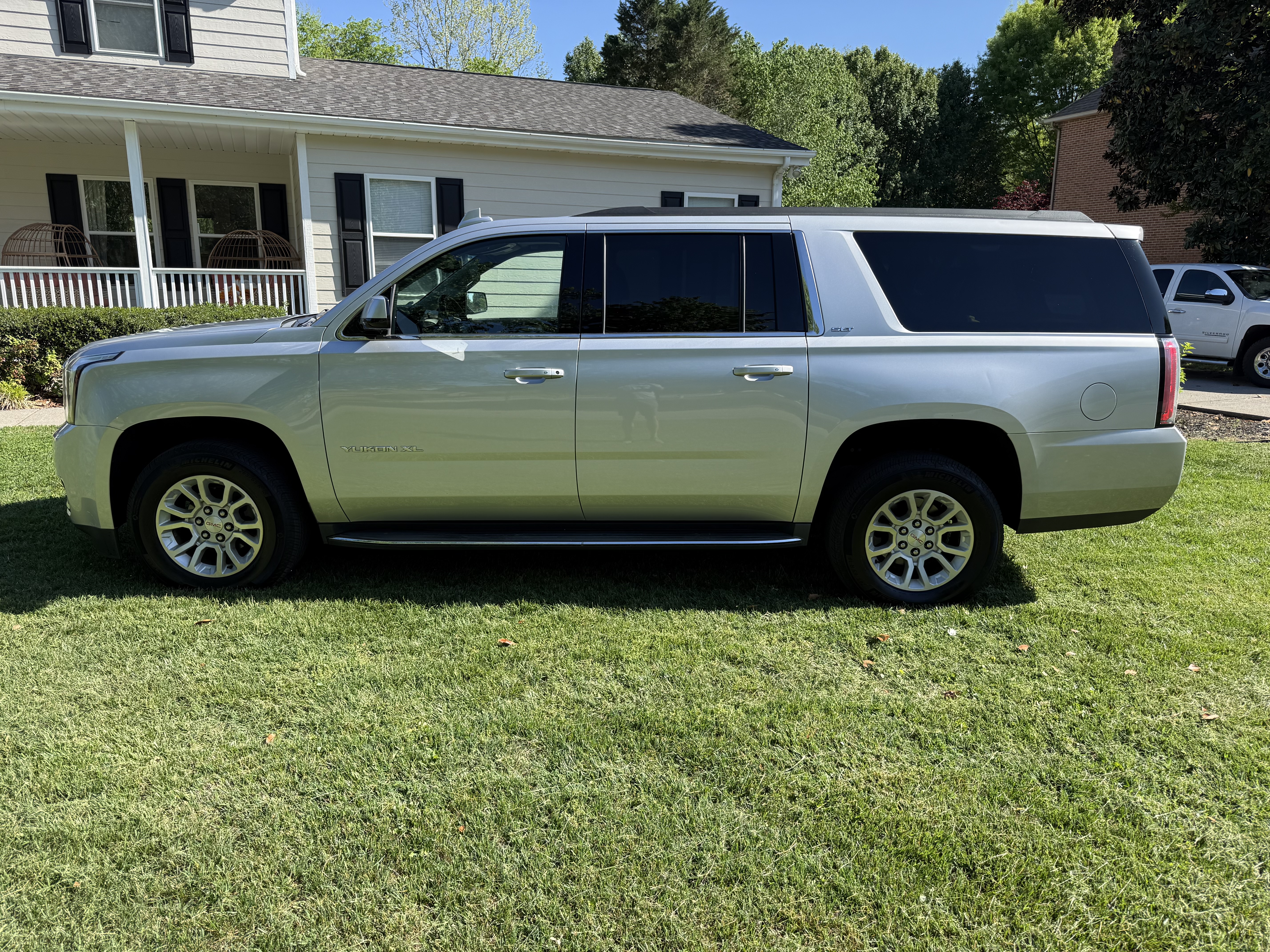 Used 2019 GMC Yukon XL SLT w/ Open Road Package AWD/4WD image 1