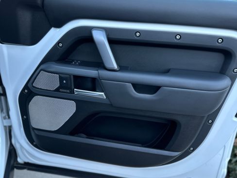 Used 2023 Land Rover Defender 130 X-Dynamic SE image 18