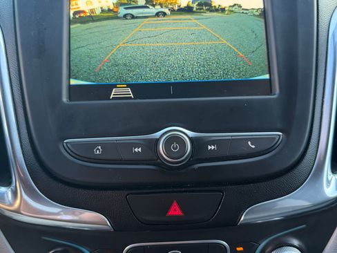 Used 2019 Chevrolet Equinox LS w/ LS Convenience Package FWD image 13