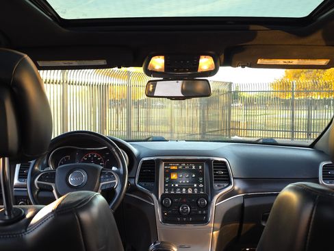 Used 2014 Jeep Grand Cherokee Limited w/ Luxury Group II image 17