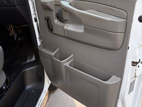 Used 2014 Chevrolet Express 3500 Extended image 16