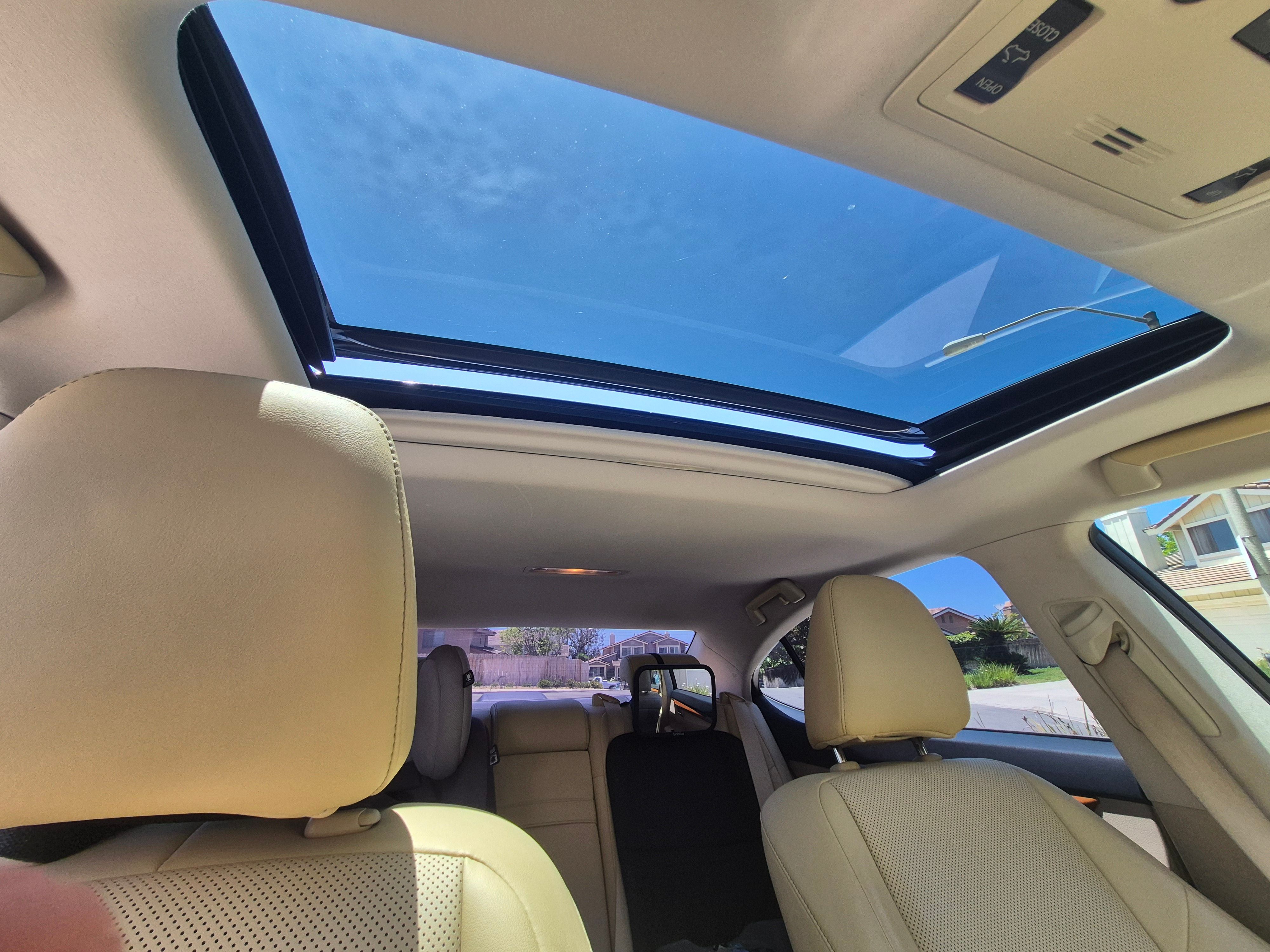Used 2014 Lexus ES 300h w/ Premium Package w/Bamboo Trim FWD image 9