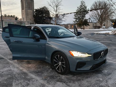 Used 2023 Volvo S60 T8 Plus image 4