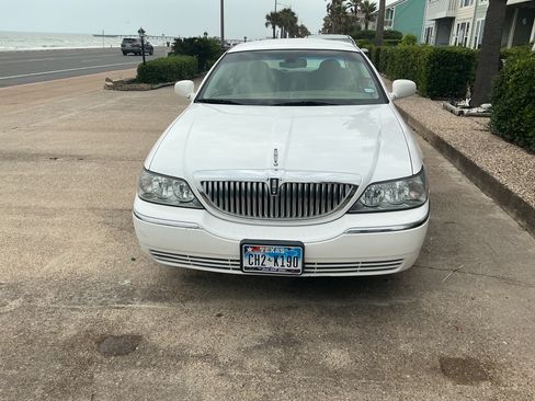 Used 2009 Lincoln Town Car Signature Limited RWD image 1