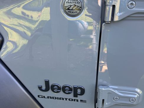 Used 2023 Jeep Gladiator Sport AWD/4WD image 24
