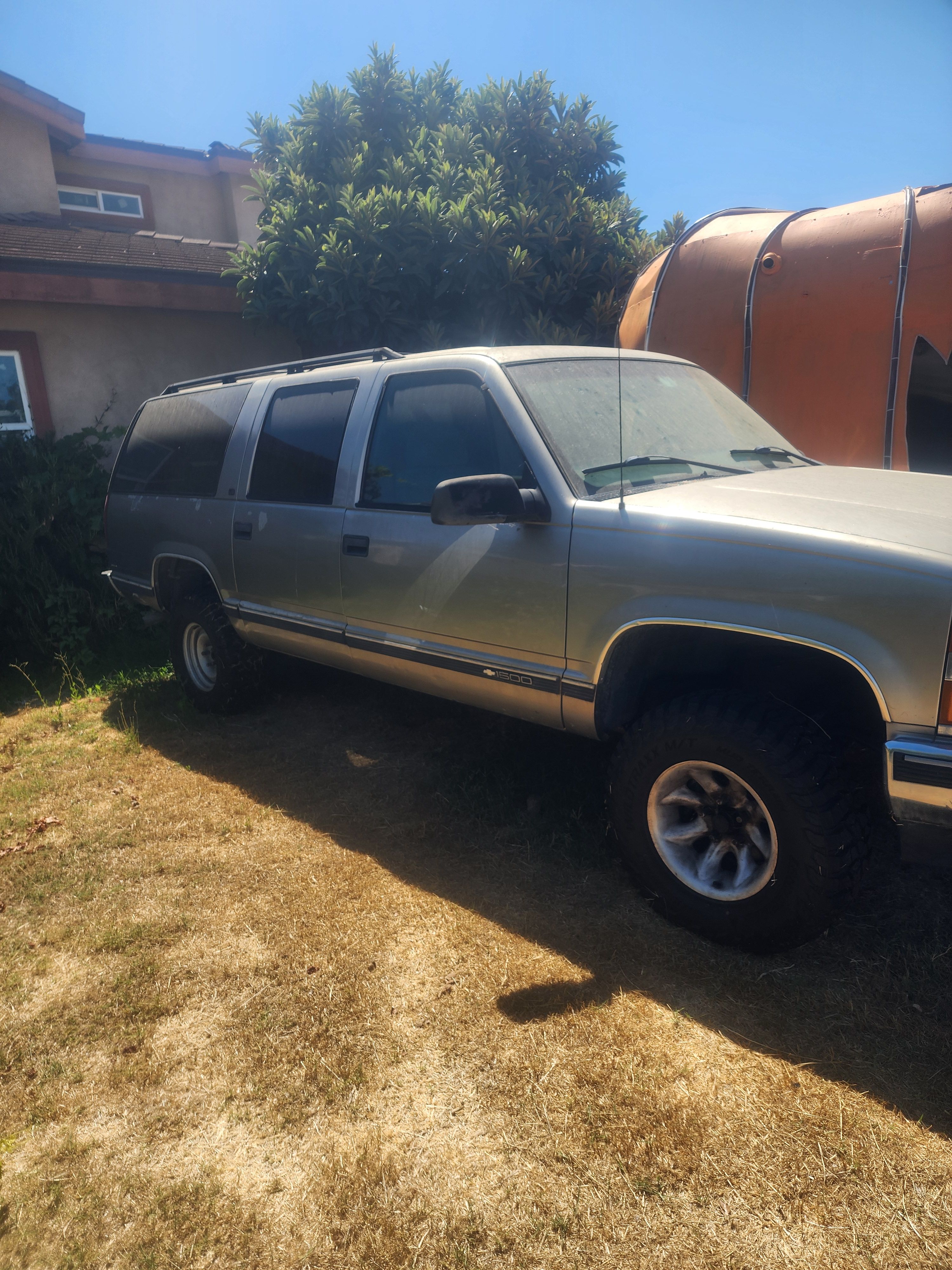 Used 1999 Chevrolet Suburban 2WD w/ Preferred Equipment Group 2 image 3