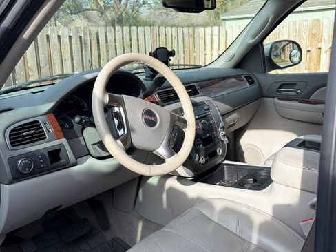 Used 2007 GMC Yukon XL SLT w/ SLT Preferred Equipment Group image 16