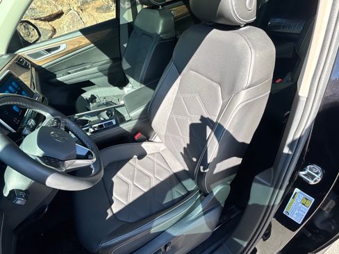 Used 2024 Volkswagen Atlas SE w/ Panoramic Sunroof Package FWD image 11