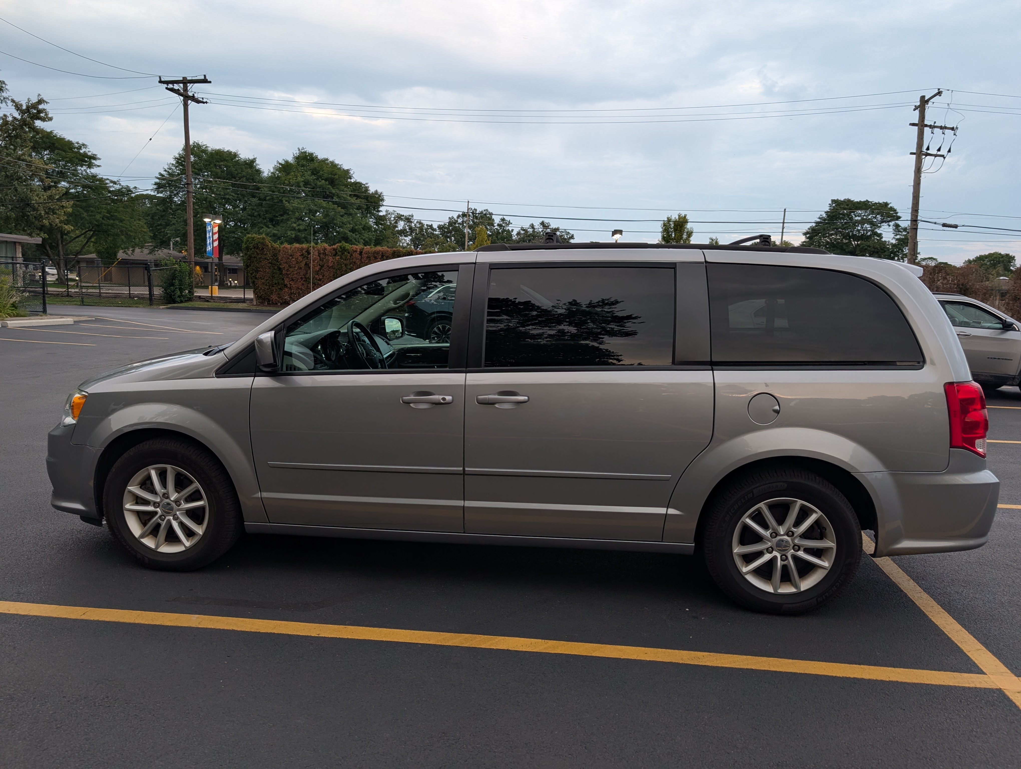 Used 2016 Dodge Grand Caravan SXT w/ Rear Park Assist Package FWD image 6