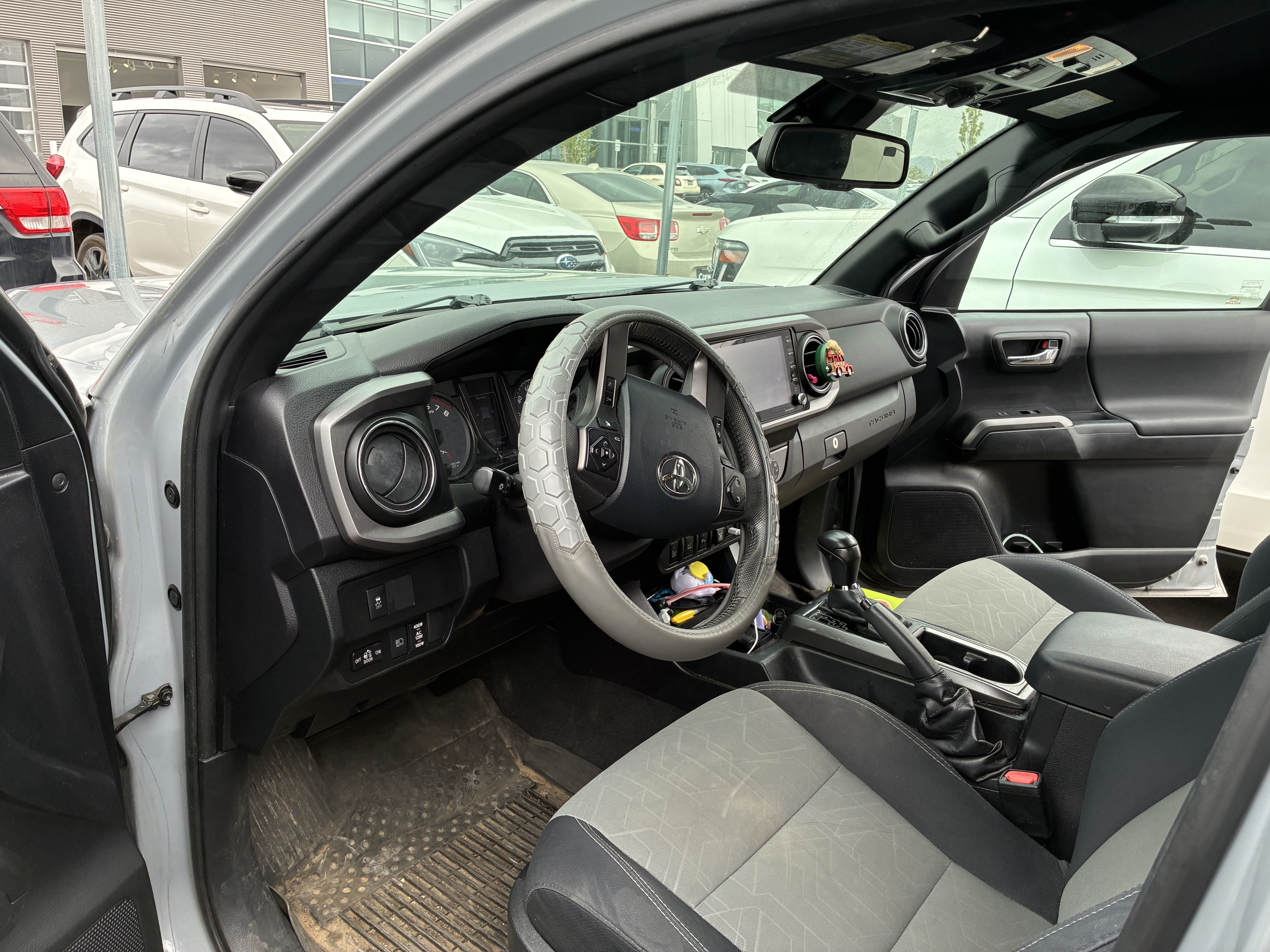 Used 2020 Toyota Tacoma TRD Off-Road w/ Technology Package AWD/4WD image 11