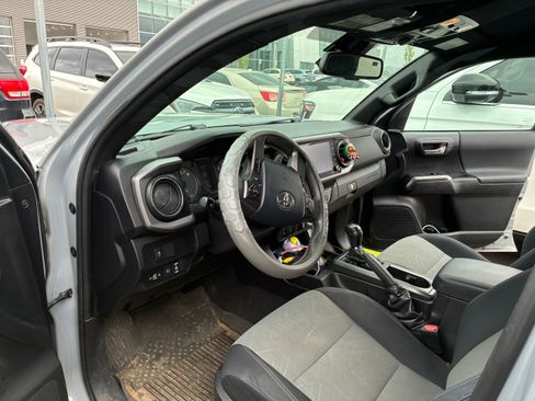 Used 2020 Toyota Tacoma TRD Off-Road w/ Technology Package image 11