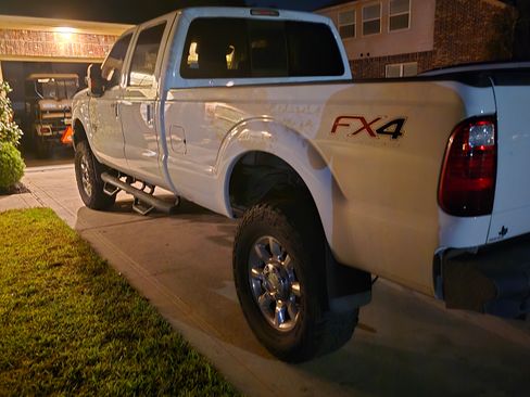 Used 2012 Ford F350 Lariat image 2