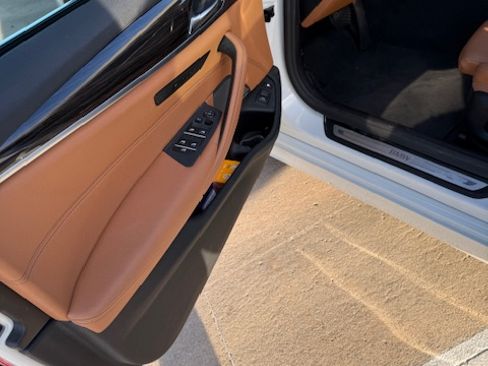 Used 2021 BMW 530e w/ Premium Package image 16