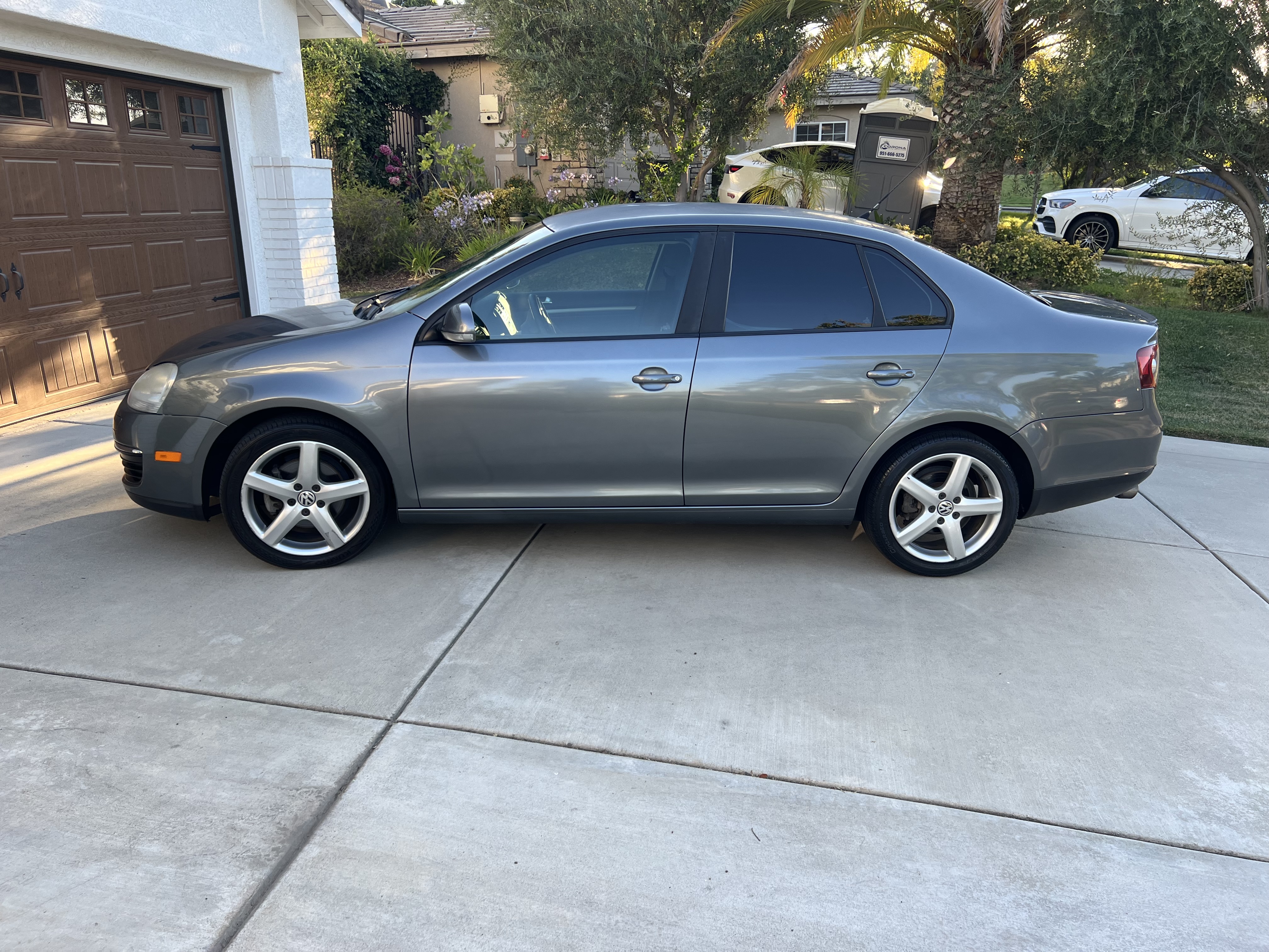 Used 2010 Volkswagen Jetta Limited Edition w/ California Edition Pkg FWD image 1