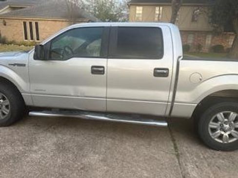 Used 2012 Ford F150 XLT w/ XLT Chrome Pkg image 2