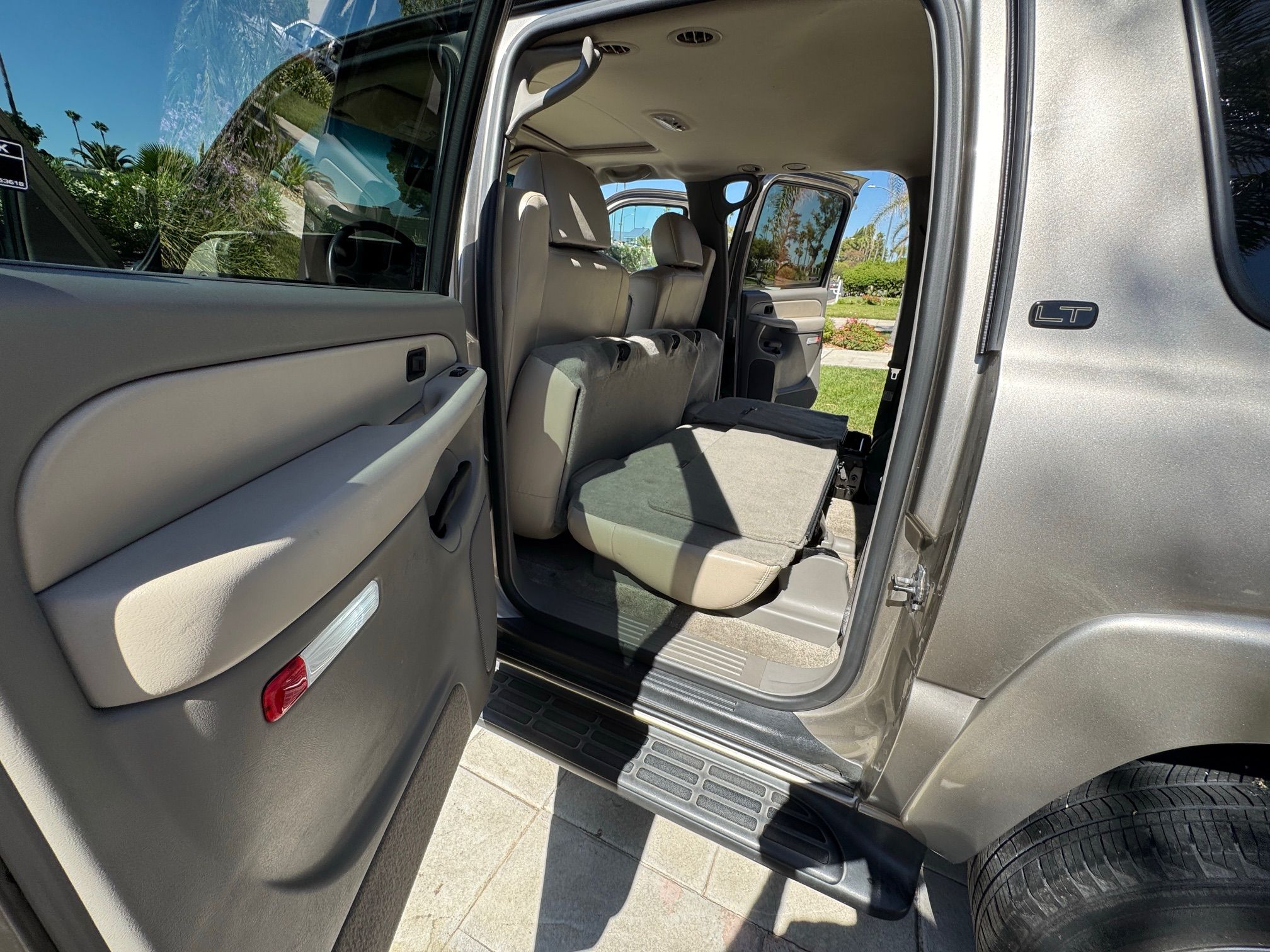 Used 2001 Chevrolet Suburban LT w/ LT Preferred Equipment Group AWD/4WD image 12