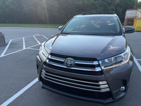 Used 2017 Toyota Highlander Limited Platinum AWD/4WD image 2