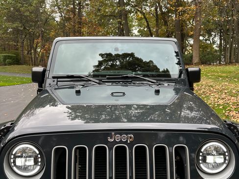 Used 2018 Jeep Wrangler Unlimited Sahara w/ Dual Top Group image 8