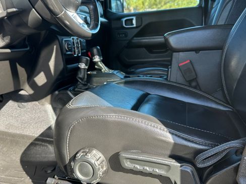 Used 2019 Jeep Wrangler Unlimited Sahara image 21