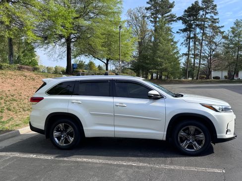 Used 2018 Toyota Highlander Limited Platinum AWD/4WD image 11