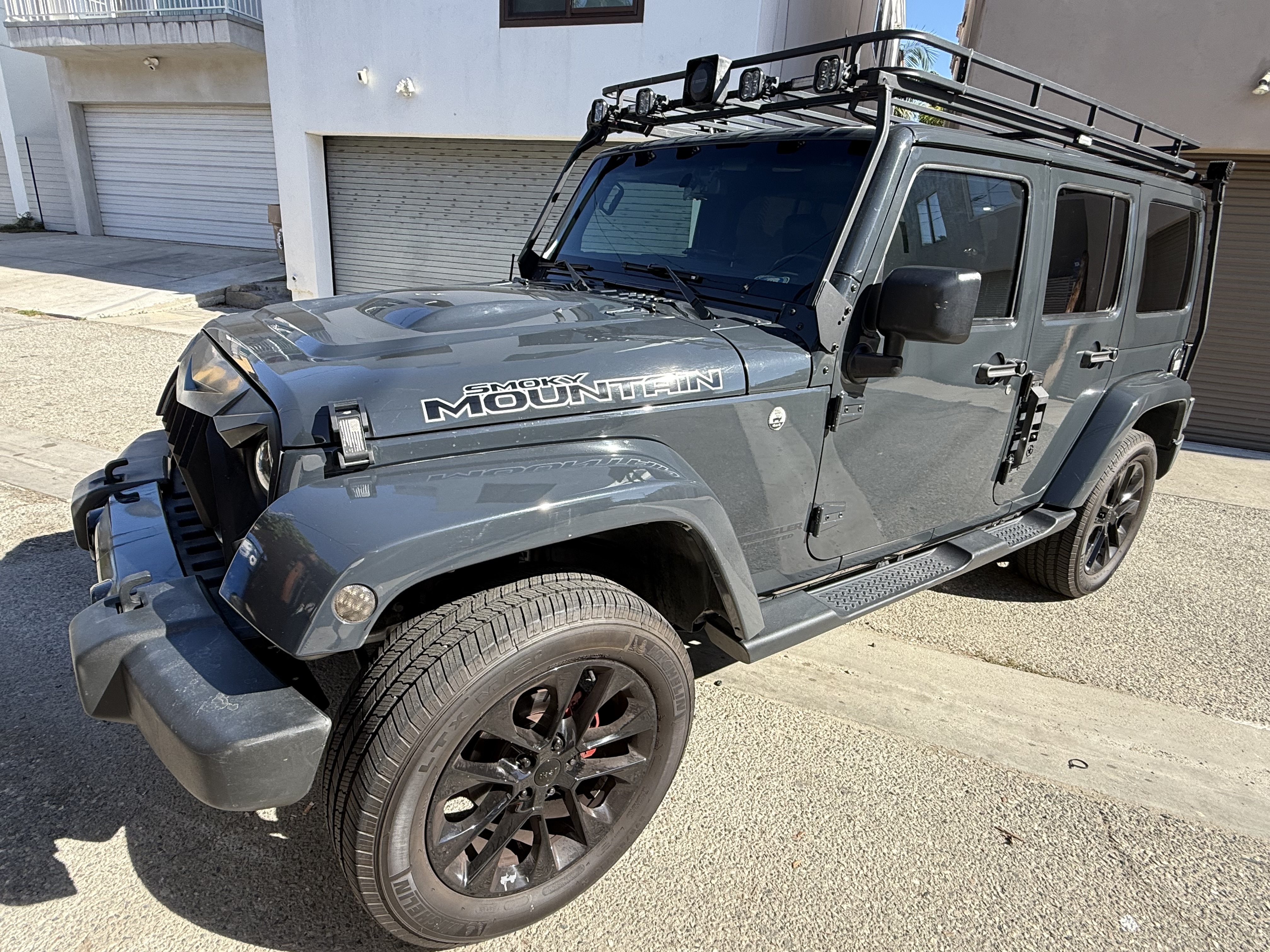 Used 2017 Jeep Wrangler Unlimited Sahara AWD/4WD image 4
