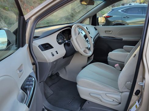 Used 2011 Toyota Sienna CE image 5