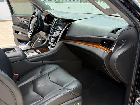 Used 2019 Cadillac Escalade ESV Luxury image 4