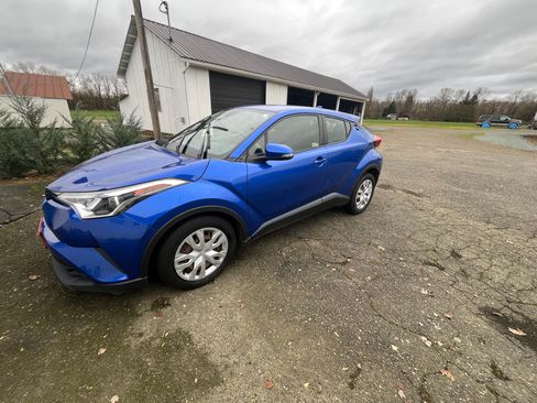 Used 2019 Toyota C-HR LE image 2