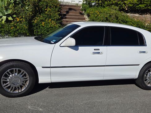 Used 2008 Lincoln Town Car Signature Limited image 4