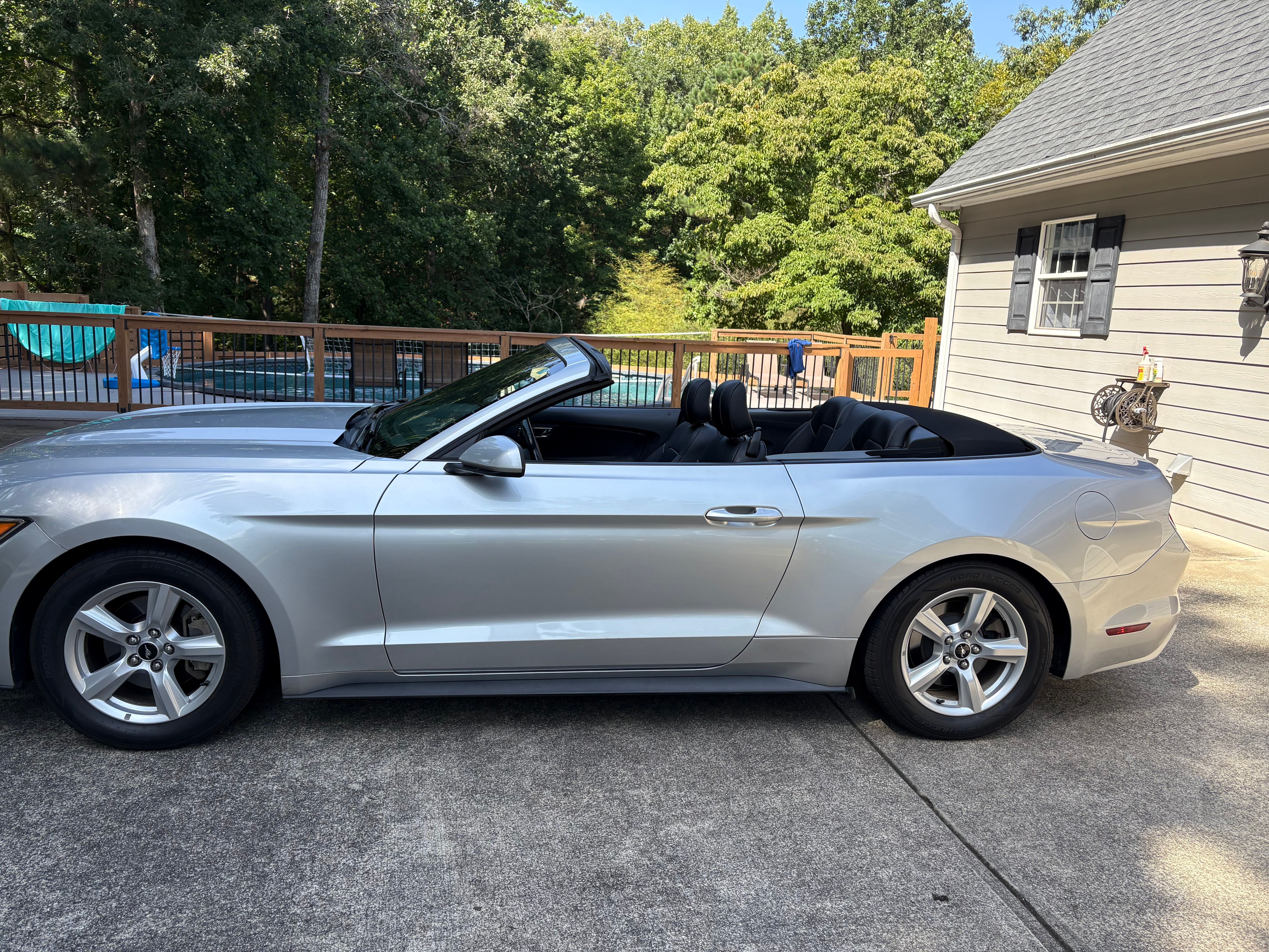 Used 2016 Ford Mustang Convertible RWD image 4