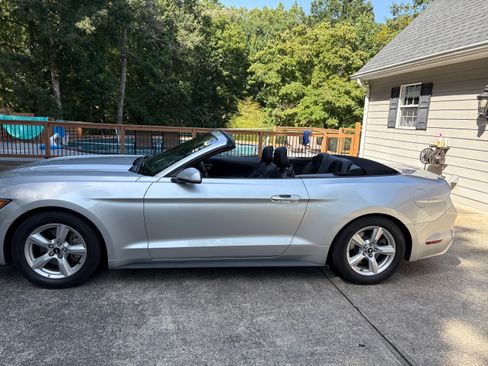 Used 2016 Ford Mustang Convertible RWD image 4