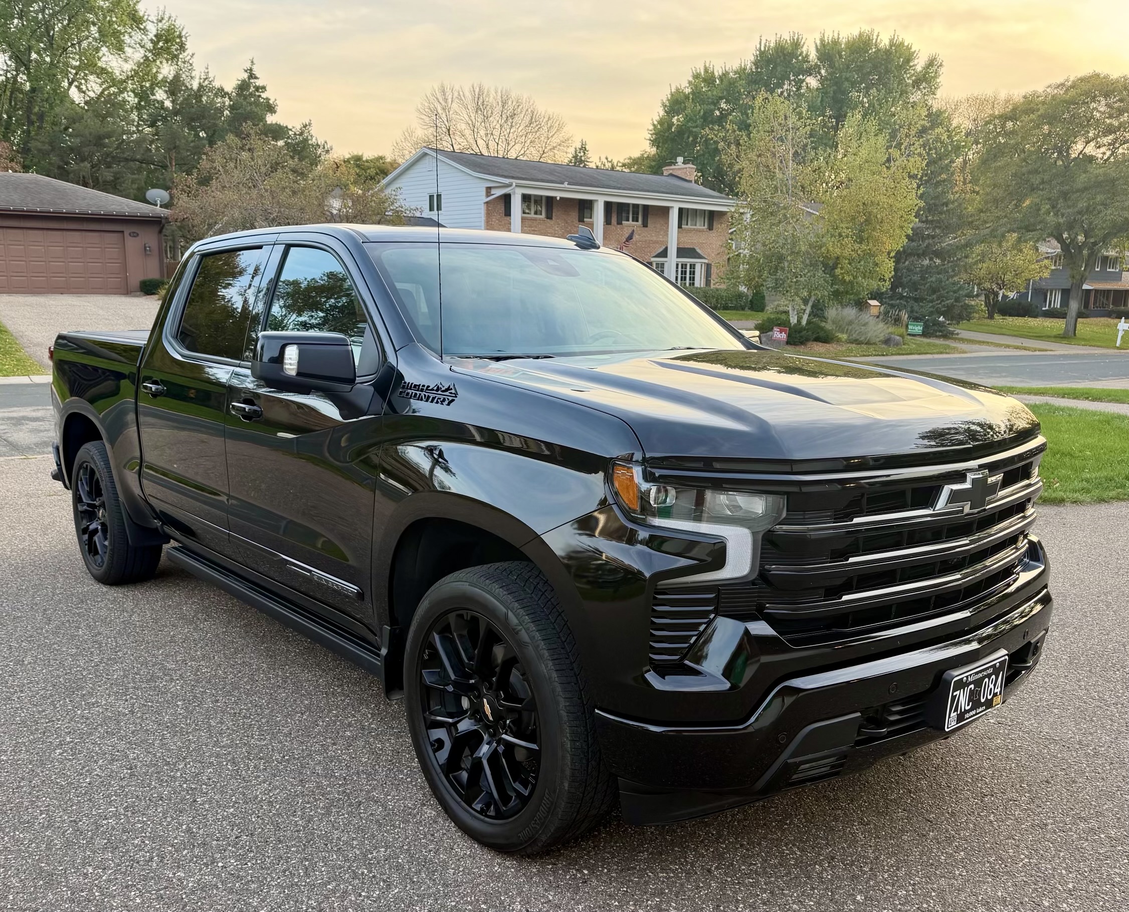 Used 2025 Chevrolet Silverado 1500 High Country w/ Midnight Edition AWD/4WD image 2