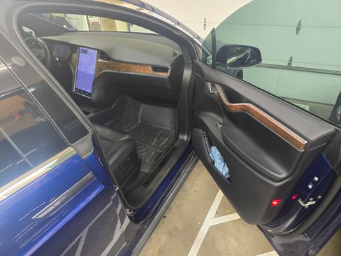 Used 2020 Tesla Model X image 10