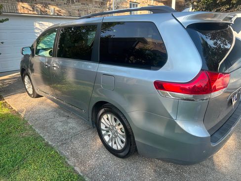 Used 2013 Toyota Sienna XLE w/ Premium Pkg FWD image 2