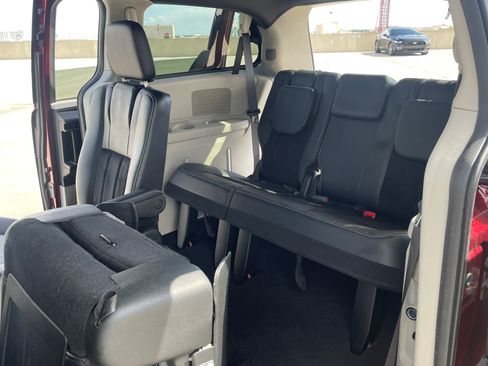 Used 2018 Dodge Grand Caravan SXT image 16