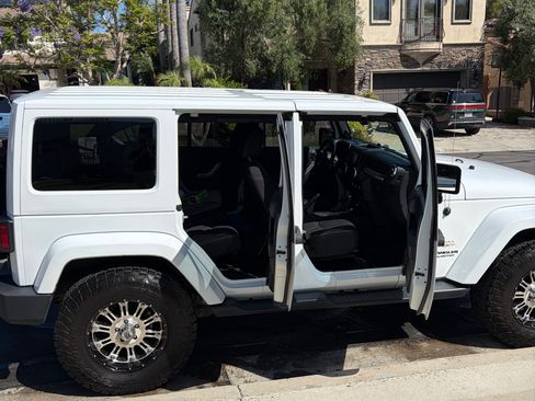 Used 2014 Jeep Wrangler Unlimited Sahara w/ Connectivity Group AWD/4WD image 4