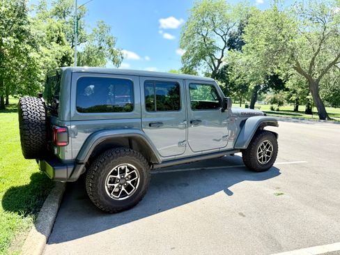 Used 2025 Jeep Wrangler Unlimited Rubicon w/ Convenience Group AWD/4WD image 10