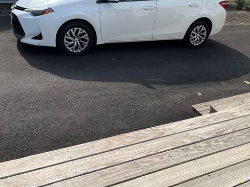 Used 2017 Toyota Corolla LE w/ Carpet Mat Package (TMS) FWD image 1