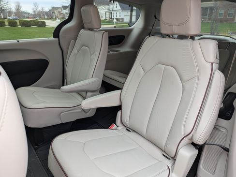 Used 2018 Chrysler Pacifica Limited w/ Advanced Safetytec Group image 12