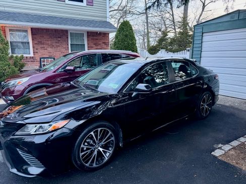 Used 2020 Toyota Camry SE image 2