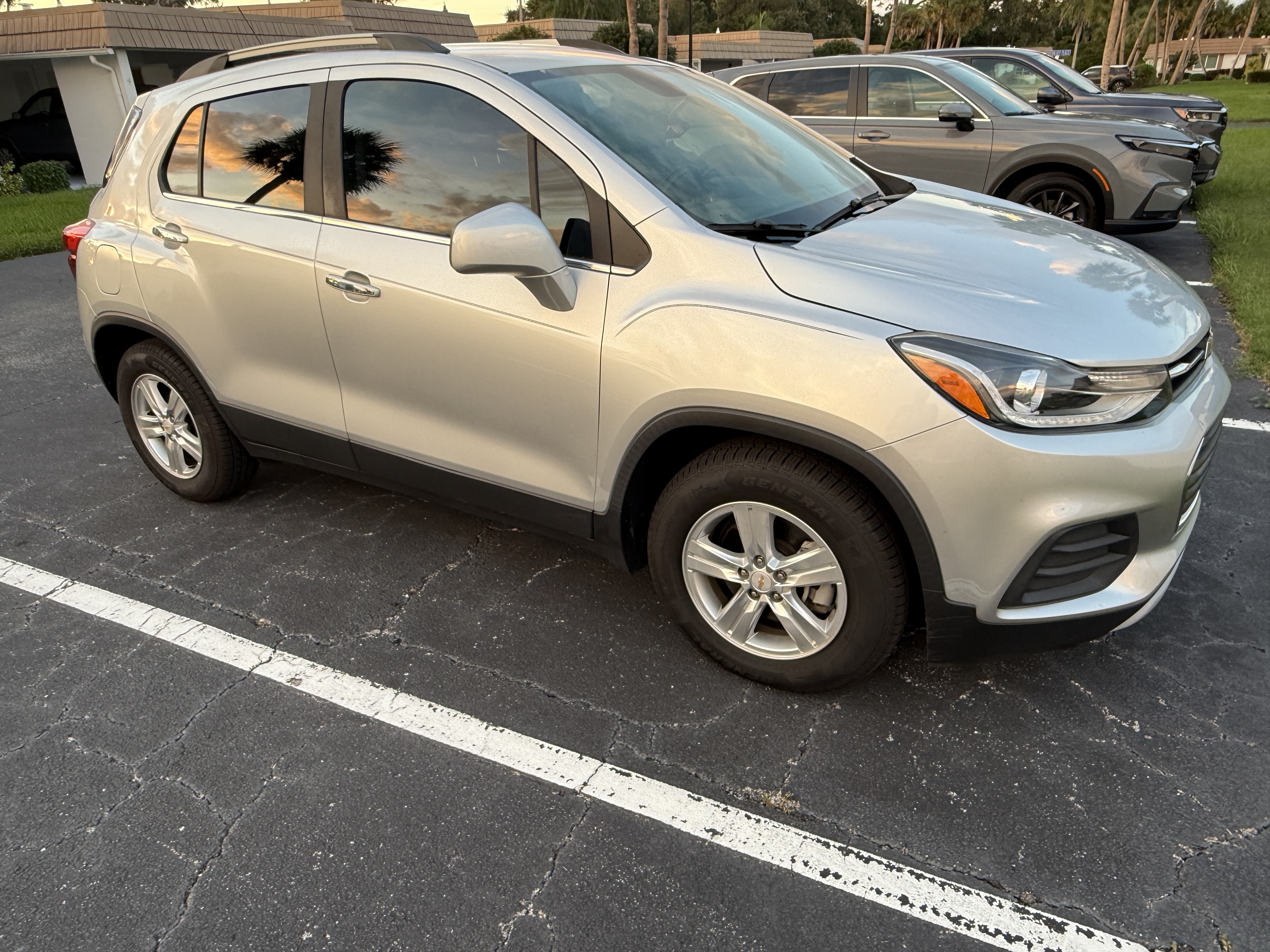 Used 2019 Chevrolet Trax LT w/ LT Convenience Package FWD image 6