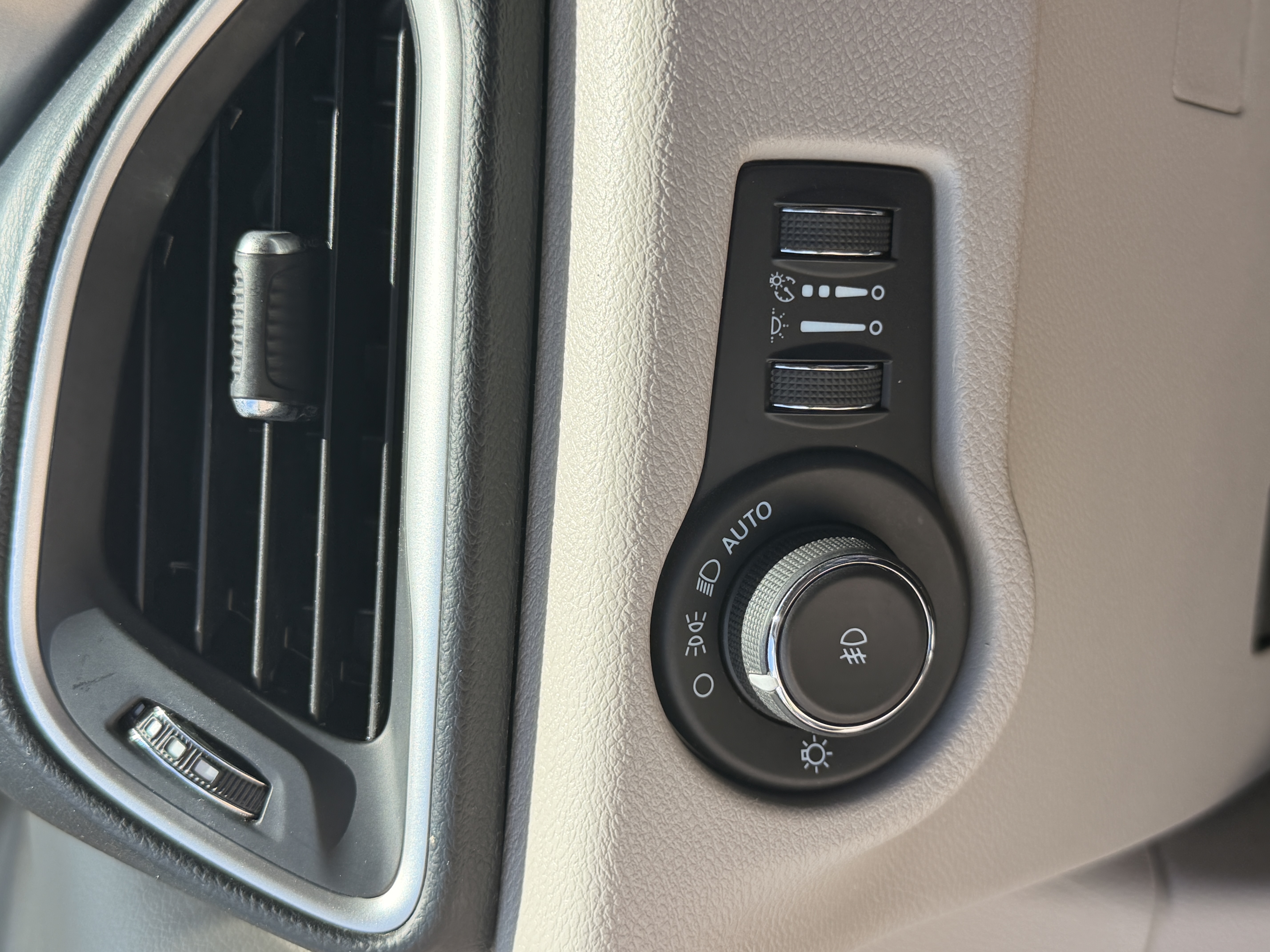 Used 2021 Chrysler Pacifica Touring-L FWD image 14