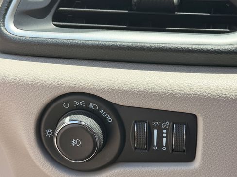 Used 2021 Chrysler Pacifica Touring-L FWD image 14