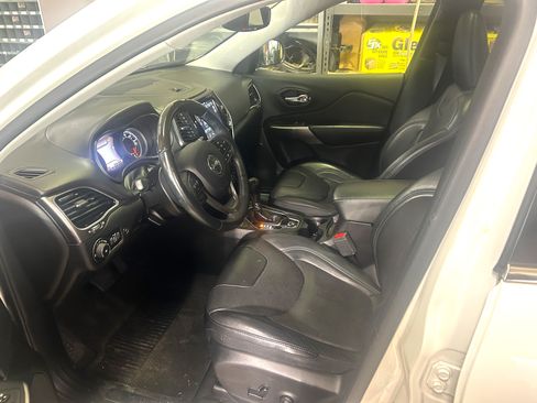 Used 2019 Jeep Cherokee Overland w/ Technology Group image 11