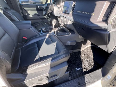 Used 2025 Ford Bronco Badlands image 15