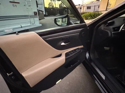 Used 2021 Lexus ES 300h w/ Premium Package image 18