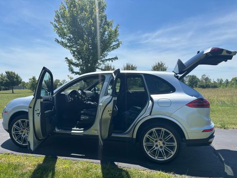 Used 2017 Porsche Cayenne S Platinum AWD/4WD image 18